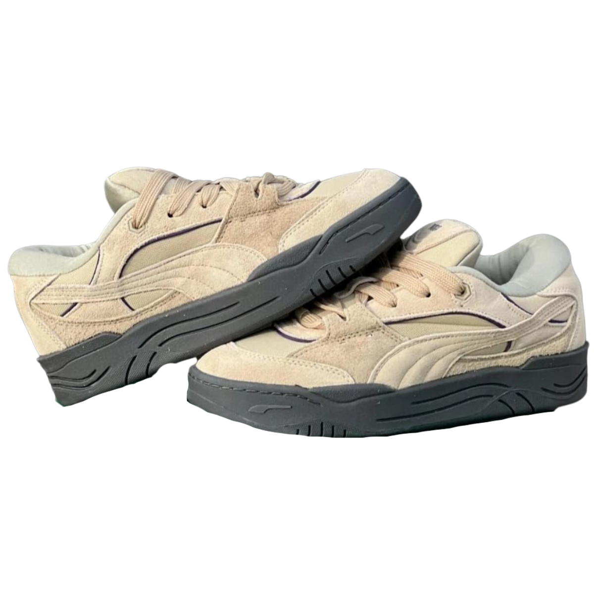 ZAPATILLAS URBANAS HOMBRE PUMA-180. En Onlineshoppingcenterg, ofrecemos las mejores ZAPATILLAS URBANAS HOMBRE PUMA-180 para quienes buscan un estilo urbano moderno sin sacrificar la comodidad y durabilidad. Estas zapatillas Puma 180 se destacan no solo por su diseño icónico, sino también por su versatilidad, ideal para el día a día y cualquier ocasión casual. Descubre todo lo que necesitas saber para elegir las zapatillas Puma 180 perfectas para ti.  ¿Por qué elegir las Zapatillas Urbanas Hombre PUMA-180? Las ZAPATILLAS URBANAS HOMBRE PUMA-180 son una excelente opción para quienes buscan comodidad y estilo en una sola prenda. Estas zapatillas están diseñadas con materiales de alta calidad, perfectos para brindar resistencia al uso diario, ya sea que las uses en la ciudad o en actividades casuales.  Ventajas de las zapatillas Puma 180 Comodidad y ajuste: Las zapatillas Puma 180 están diseñadas para adaptarse perfectamente al pie, proporcionando una comodidad ideal para todo el día. Variedad de colores: Puedes encontrarlas en colores populares como las PUMA 180 blancas y PUMA 180 gris, lo que permite combinar con cualquier estilo. Diseño moderno: Con una silueta urbana y detalles únicos, como las PUMA 180 blancas con negro o las PUMA 180 Corduroy, estas zapatillas están a la moda sin perder la esencia clásica de Puma. Opciones de Zapatillas Puma 180: Estilos para Todos los Gustos En Onlineshoppingcenterg, nos aseguramos de ofrecer una amplia gama de opciones para que encuentres el modelo Puma 180 que mejor se adapte a ti. Estos son algunos de los modelos más buscados en nuestra tienda:  PUMA 180 blancas: Un clásico que combina con todo y nunca pasa de moda. PUMA 180 gris: Perfectas para un estilo neutro y versátil. PUMA 180 blancas con negro: Una opción llamativa y moderna para quienes buscan algo diferente. PUMA 180 Corduroy: Para los amantes de los detalles únicos en textura y diseño.